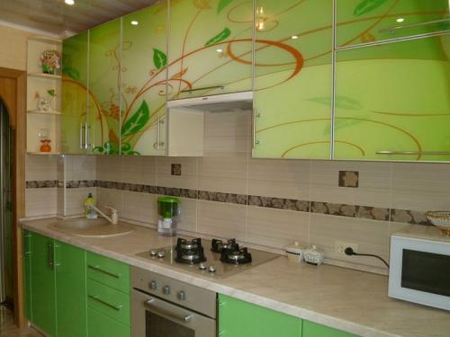 Салатовая кухня с черной столешницей. Где рекомендовано использовать цвет