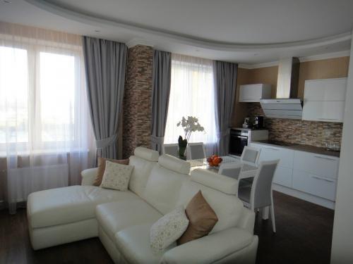 Как украсить маленькую кухню. Как обустроить красивый дизайн кухни-гостиной