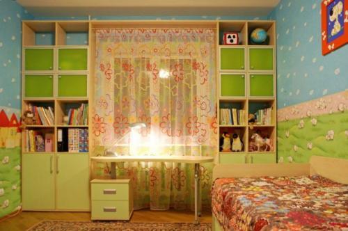 Угловой шкаф у окна. Шкафы вокруг окна, это удобно и экономит пространство в комнате. А вам нравится такая идея? (15Фото)