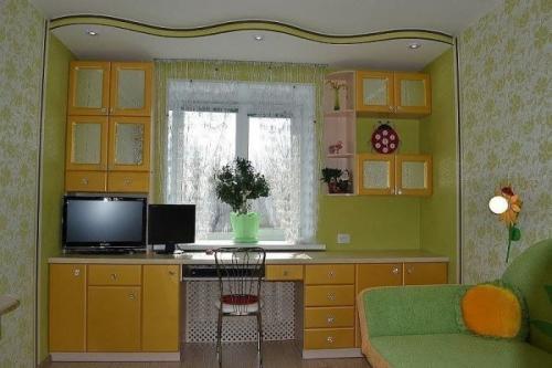 Угловой шкаф у окна. Шкафы вокруг окна, это удобно и экономит пространство в комнате. А вам нравится такая идея? (15Фото)