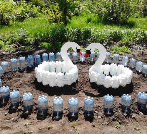 Что можно сделать из пластиковых канистр. 5 интересных идей использования старых канистр и пластиковых бутылок на дачном участке