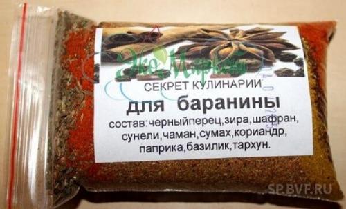 Свежие травы в мясо. Приправы и специи для свинины