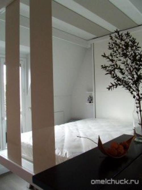 Кровать спрятанная в потолке. Кровать под потолком в интерьере квартиры.