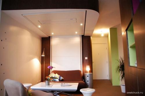 Кровать спрятанная в потолке. Кровать под потолком в интерьере квартиры.