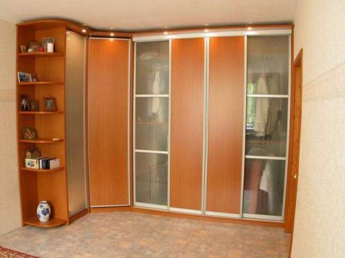 Шкаф в гостиной угловой. Отдельно стоящие (не встроенные) шкафы