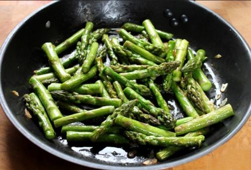 Как приготовить замороженную спаржу. Как вкусно пожарить спаржу - классический рецепт