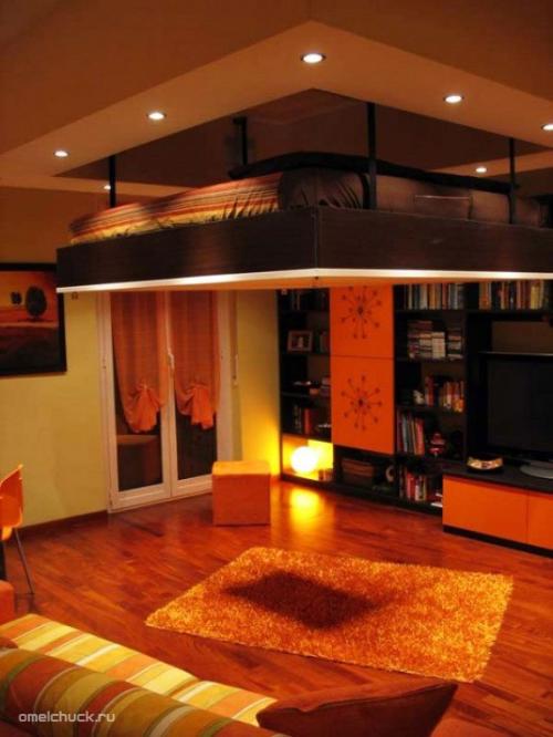 Кровать спрятанная в потолке. Кровать под потолком в интерьере квартиры.