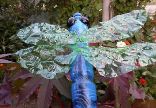 Стрекоза из пластиковых бутылок. Вариан. Садовая фигурка