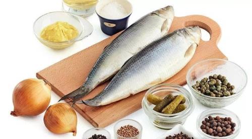 Как чистить селедку для салата под шубой. Как быстро почистить селедку