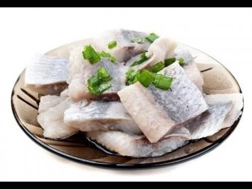 Как чистить селедку для салата под шубой. Как быстро почистить селедку