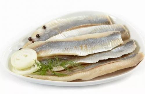 Как чистить селедку для салата под шубой. Как быстро почистить селедку