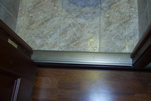 Делать порог в ванной или нет. Порог в ванной комнате и туалете: нужен или нет? 02