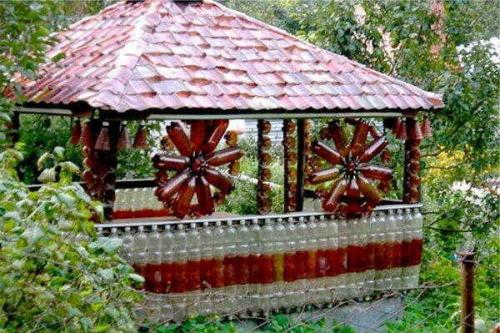 Забор из пластиковых бутылок очумелые ручки. Делаем теплицу, сарай, парник