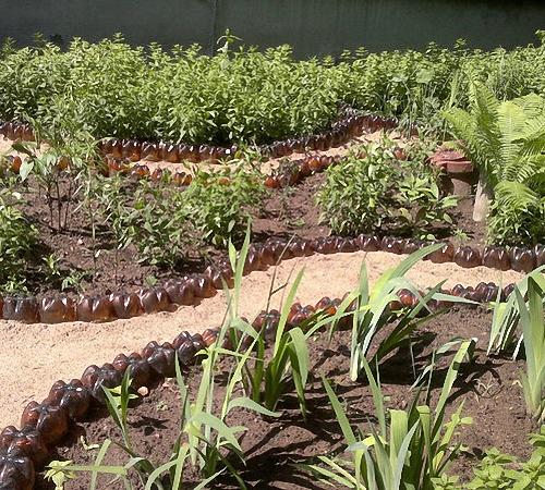 Как сделать клумбу из бутылок пластиковых. Форма клумб и бордюров из пластиковых бутылок