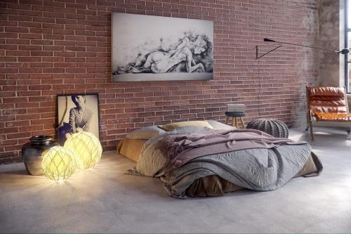 Кирпич в интерьере. Отделка стен кирпичом в спальне