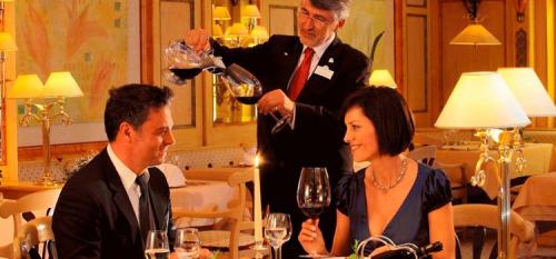 Правила этикета за столом в ресторане. Столовый этикет. Правила поведения за столом