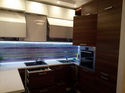 Кухня гостиная 40 метров в частном доме. Дизайн современной кухни-гостиной 40 кв м с фасадами из стекла и пеналами с техникой