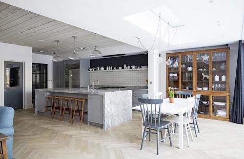 Дом со спокойным интерьером и уютным двориком 04