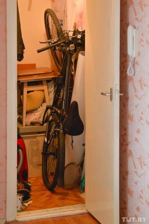 Как хранить велосипед В маленькой квартире.  В кладовке