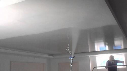 Чем лучше покрасить потолок в комнате на побелку.