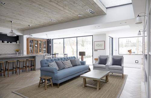 Дом со спокойным интерьером и уютным двориком 01