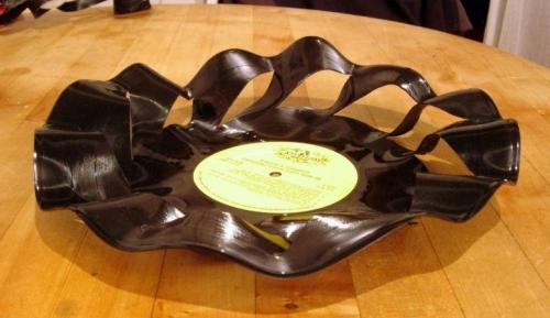 Цветы из виниловых пластинок. Как сделать горшки для цветов из виниловых пластинок своими руками!