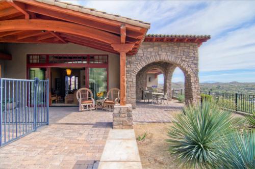 Навесы во дворе частного. Из чего сделать навес во дворе частного дома?