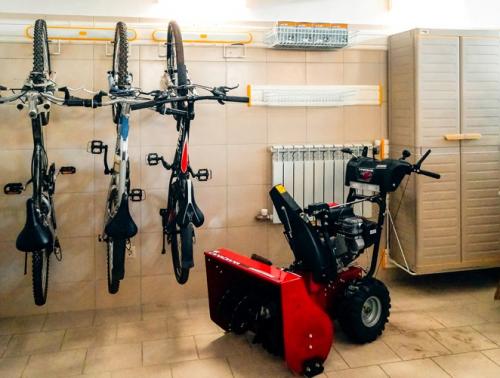 Как хранить велосипед в гараже. Лучшее место: как хранить велосипед в гараже