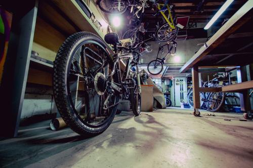 Как хранить велосипед в гараже. Лучшее место: как хранить велосипед в гараже