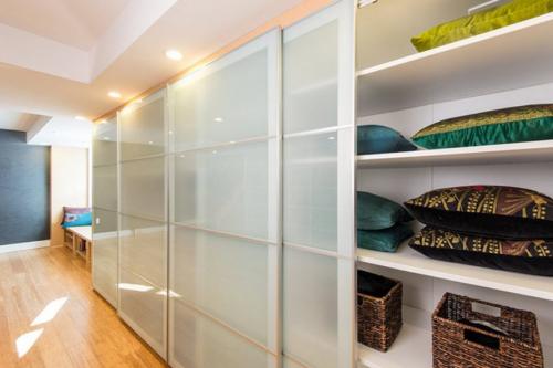 Шкаф купе в зал во всю стену. Шкаф-купе в гостиную 28 Шкаф купе в зал во всю стену. Шкаф-купе в гостиную 28