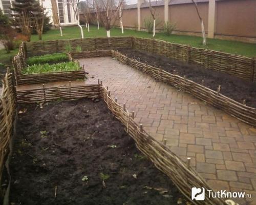 Ограждение для грядок своими руками. Заборчик из лозы для грядки своими руками