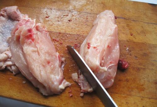 Как нарезать филе курицы поперек волокон. Как разделать куриную грудку