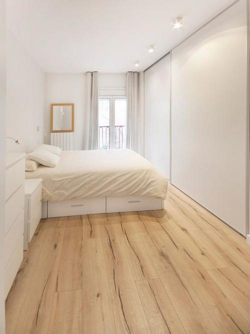 Шкаф купе на всю стену в спальню. Матовые фасады