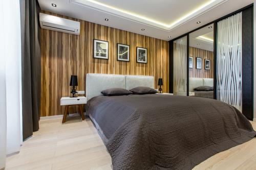 Шкаф купе во всю стену внутри. Особенности конструкции встроенного шкафа-купе в спальне