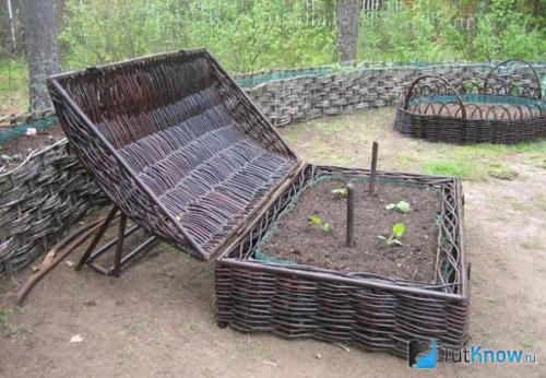 Ограждение для грядок своими руками. Заборчик из лозы для грядки своими руками