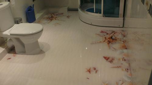 Чем выложить пол в ванной комнате. Материалы для отделки пола в ванной вместо плитки