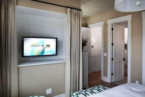 Как спрятать телевизор в интерьере?