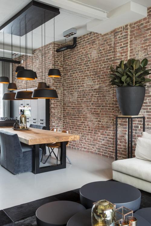 Кирпичные стены в квартире. Кирпич на стене в кухне и столовой