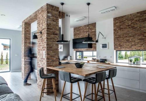 Кирпичные стены в квартире. Кирпич на стене в кухне и столовой