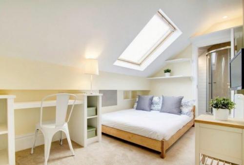 Дизайн комнаты 12 кв м с диваном. Подбор мебели для маленькой спальни