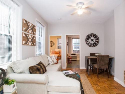 Дизайн комнаты с 2 окнами на разных стенах. Преимущества и недостатки гостиных с двумя окнами 10 Дизайн комнаты с 2 окнами на разных стенах. Преимущества и недостатки гостиных с двумя окнами 10