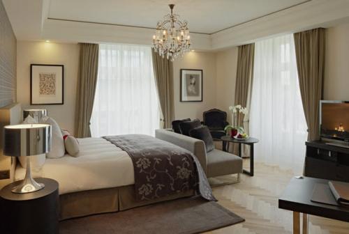 Спальня с двумя окнами на смежных стенах. Варианты обстановки