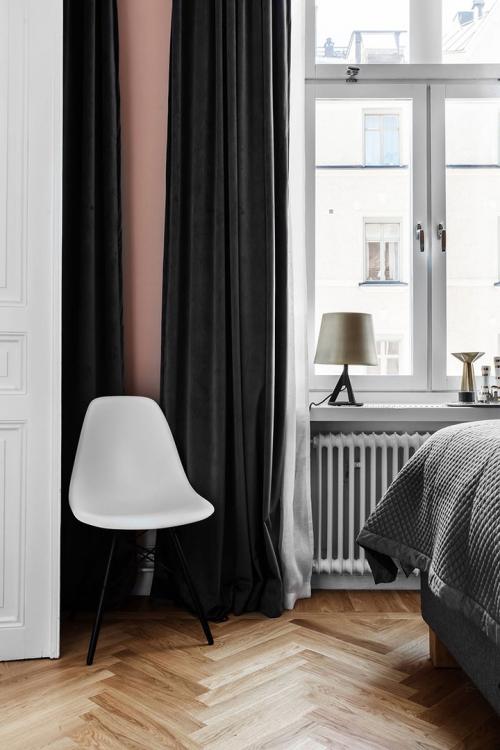 Синий бархатный диван и цветные спальни 10