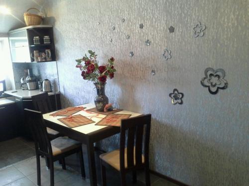 Флизелиновые обои на кухню. Виды обоев для кухни