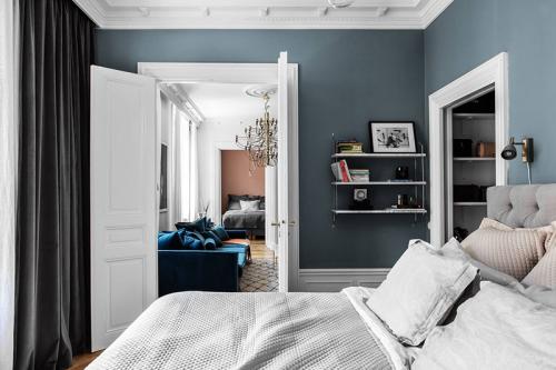 Синий бархатный диван и цветные спальни 06