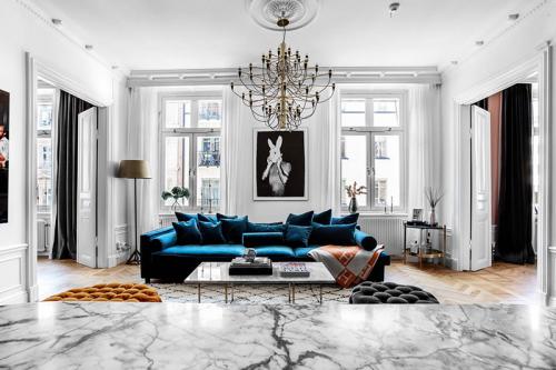 Синий бархатный диван и цветные спальни 05