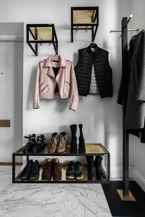 Синий бархатный диван и цветные спальни 17