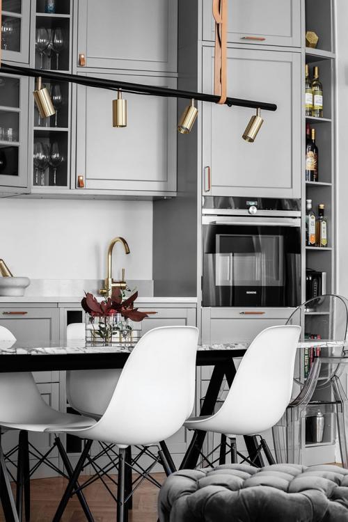 Синий бархатный диван и цветные спальни 04