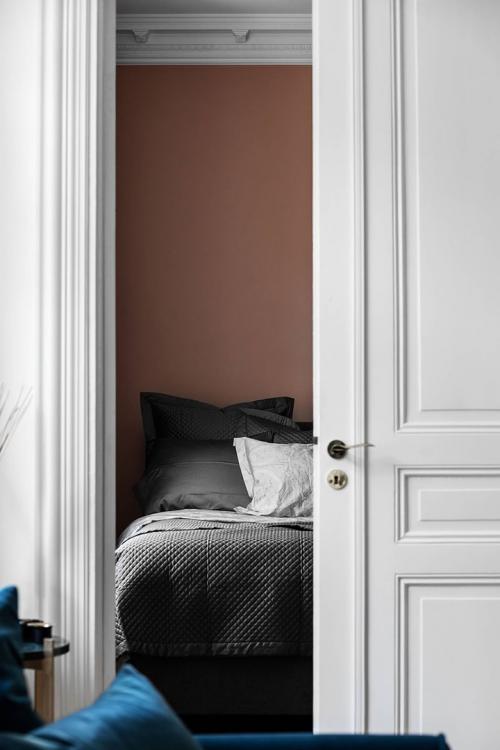 Синий бархатный диван и цветные спальни 12