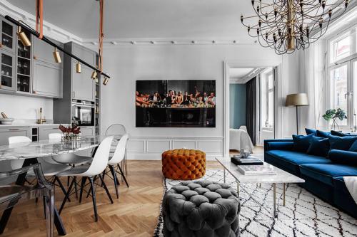 Синий бархатный диван и цветные спальни 01